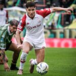 Jogador do Huracan em disputa da bola