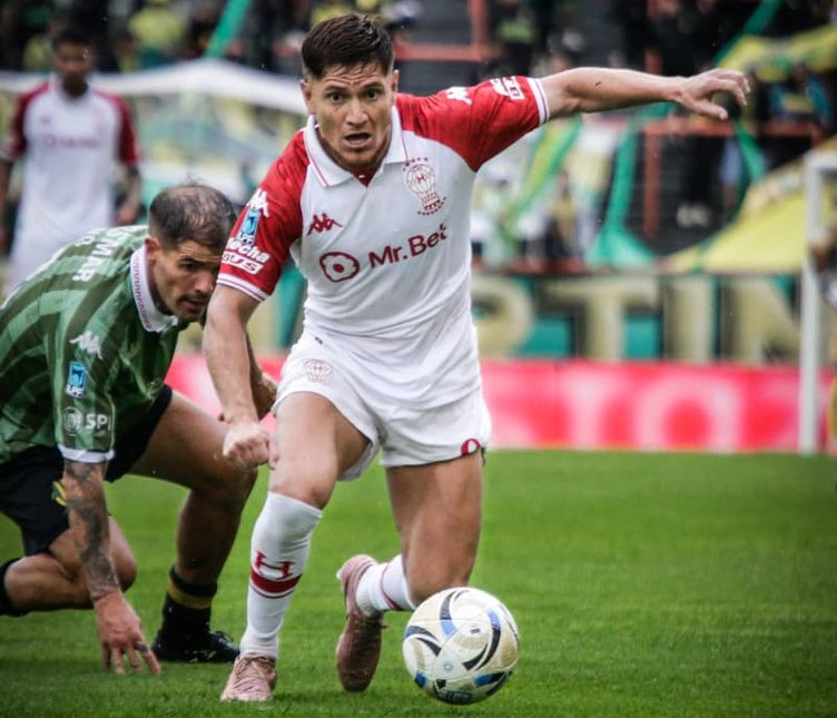 Jogador do Huracan em disputa da bola