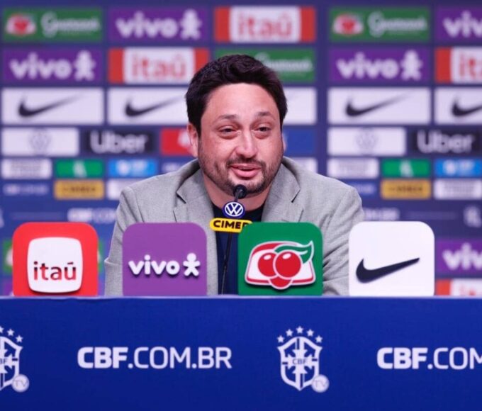 Arthur Elias em coletiva