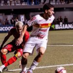 Jogador do Juazeirense em disputada da bola