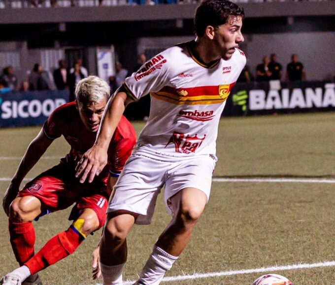 Jogador do Juazeirense em disputada da bola