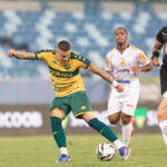 Rodrigo Rodrigues atacante do Cuiabá em campo diante do Grêmio Novorizontino.