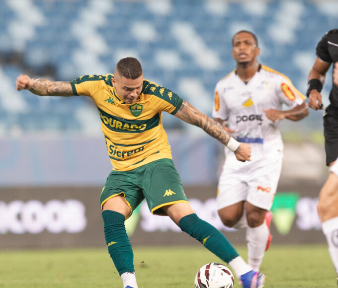 Rodrigo Rodrigues atacante do Cuiabá em campo diante do Grêmio Novorizontino.