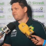 Cristiano Dresch critica arbitragem após derrota do Cuiabá: “Pênalti mais absurdo que já vi” - Canal Na Coruja