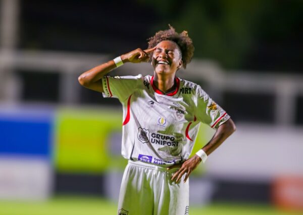 Atacante Natasha atuando pelo Ação em 2026