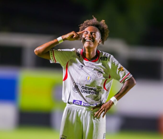 Atacante Natasha atuando pelo Ação em 2026