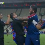 Eduardo Barros, técnico do Cuiabá, e Thiago Carpini, técnico do Fortaleza, trocam empurrões em jogo da Série B