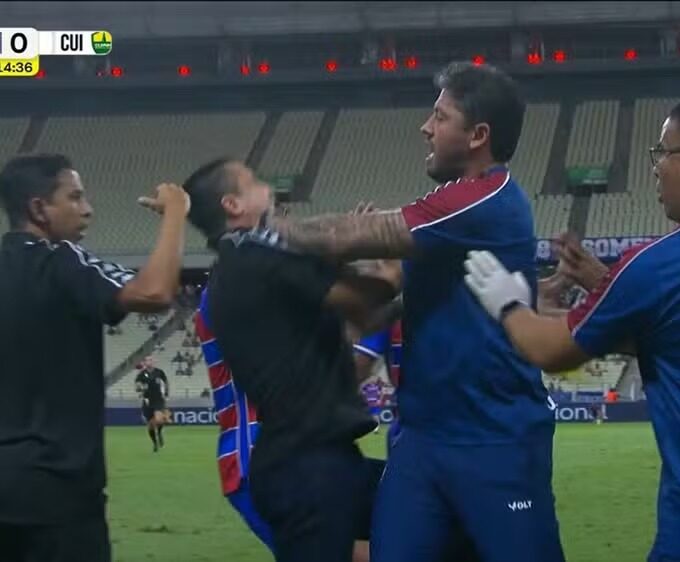 Eduardo Barros, técnico do Cuiabá, e Thiago Carpini, técnico do Fortaleza, trocam empurrões em jogo da Série B