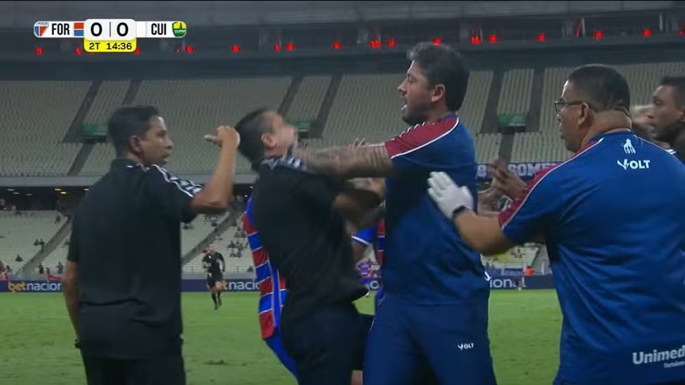 Eduardo Barros, técnico do Cuiabá, e Thiago Carpini, técnico do Fortaleza, trocam empurrões em jogo da Série B