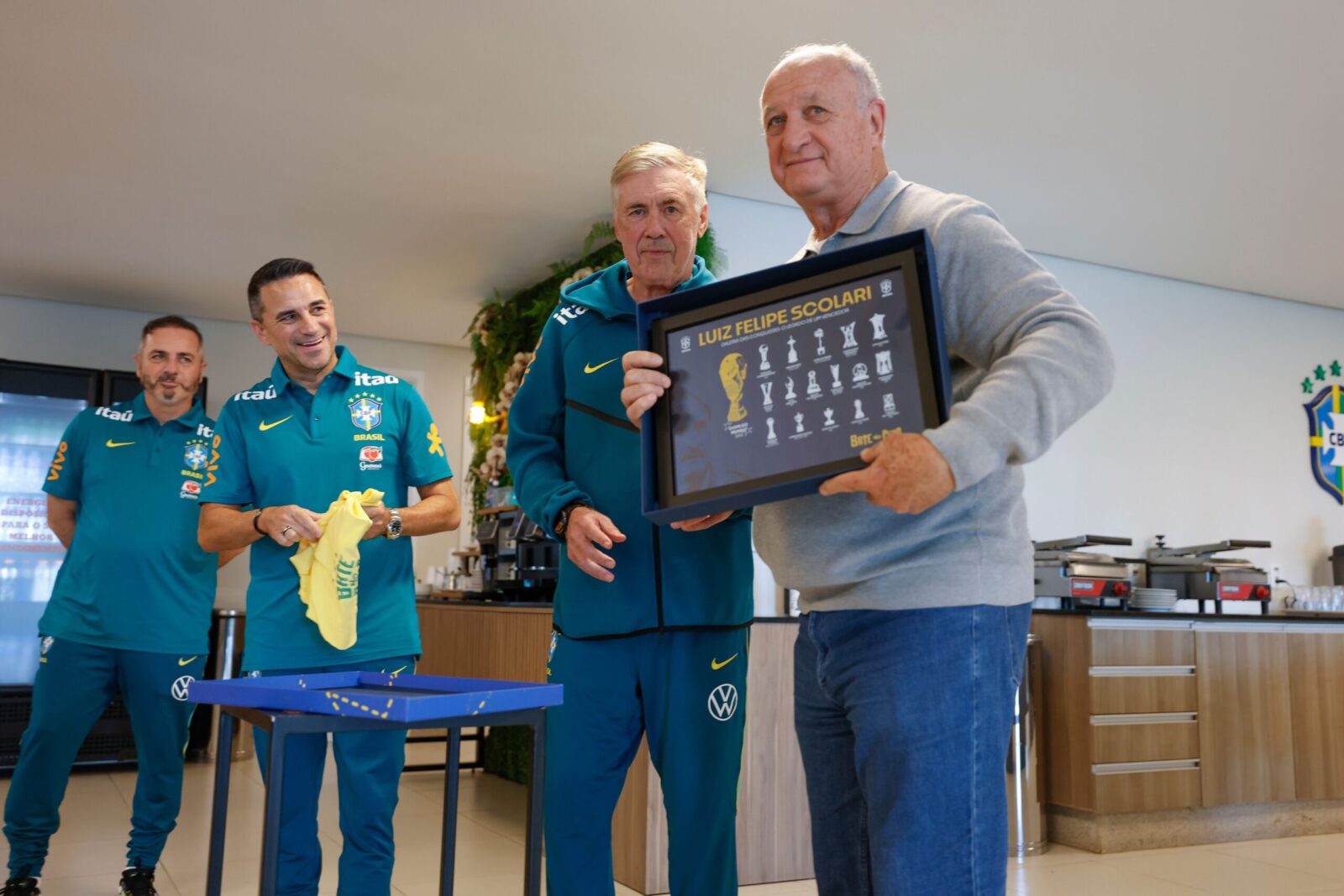 Felipão visita Granja Comary a convite de Ancelotti e dá palestra à Seleção Brasileira - Canal Na Coruja