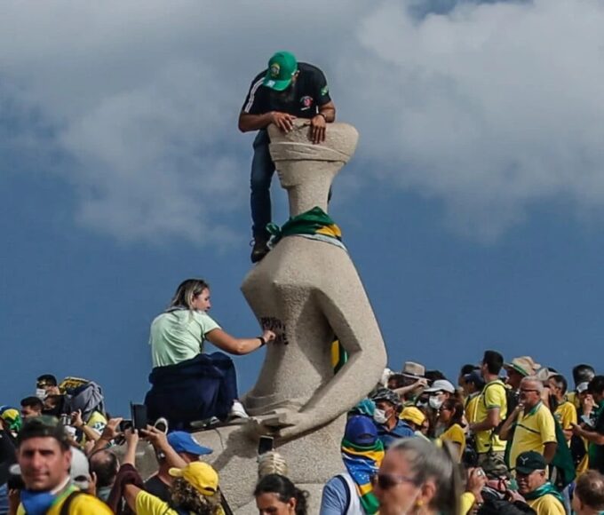Opinião pública diverge sobre redução de penas para condenados no 8 de janeiro 6 Manifestante picha a estátua da Justiça, na praça dos Três Poderes, no dia 8 de janeiro de 2023