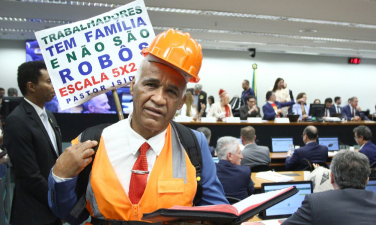 Pastor Isidório defende PEC da escala 5x2 e diz que trabalhador terá tempo para “fazer sexo em paz” 5 Pastor Isidório defende PEC da escala 5×2 e diz que trabalhador terá tempo para “fazer sexo em paz” - Canal Na Coruja