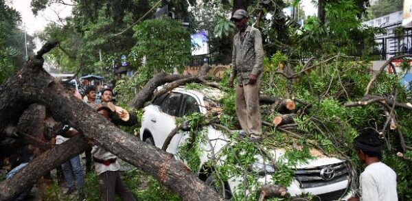 Índia enfrenta tempestades e raios com quase 100 mortos e dezenas de feridos