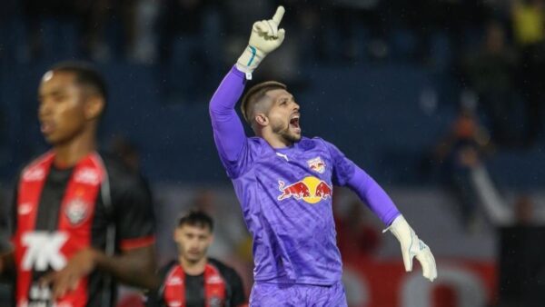 RB Bragantino vence o Vitória em jogo com dois pênaltis e gol de goleiro no Brasileirão - Canal Na Coruja