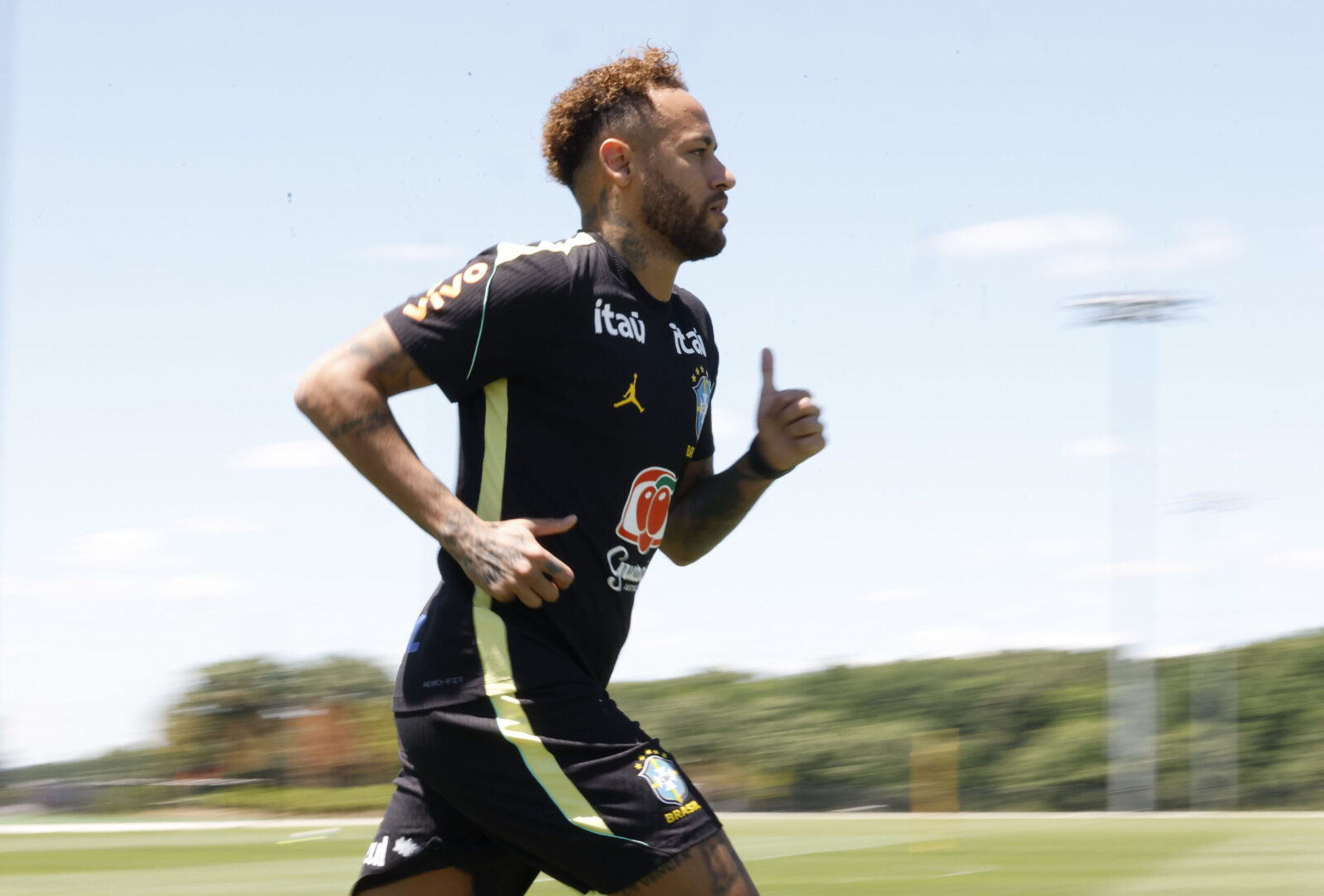 Neymar volta ao gramado e treina com a Seleção pela primeira vez nos Estados Unidos 5 neymar