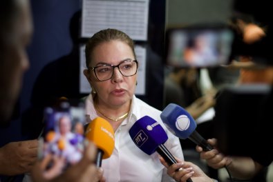Paula Calil sai em defesa de Faissal e afirma acreditar na inocência do irmão 5 Paula Calil sai em defesa de Faissal Calil após operação da PF e afirma acreditar na inocência do deputado estadual.