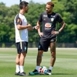 Neymar-vai-a-campo-e-treina-com (1)