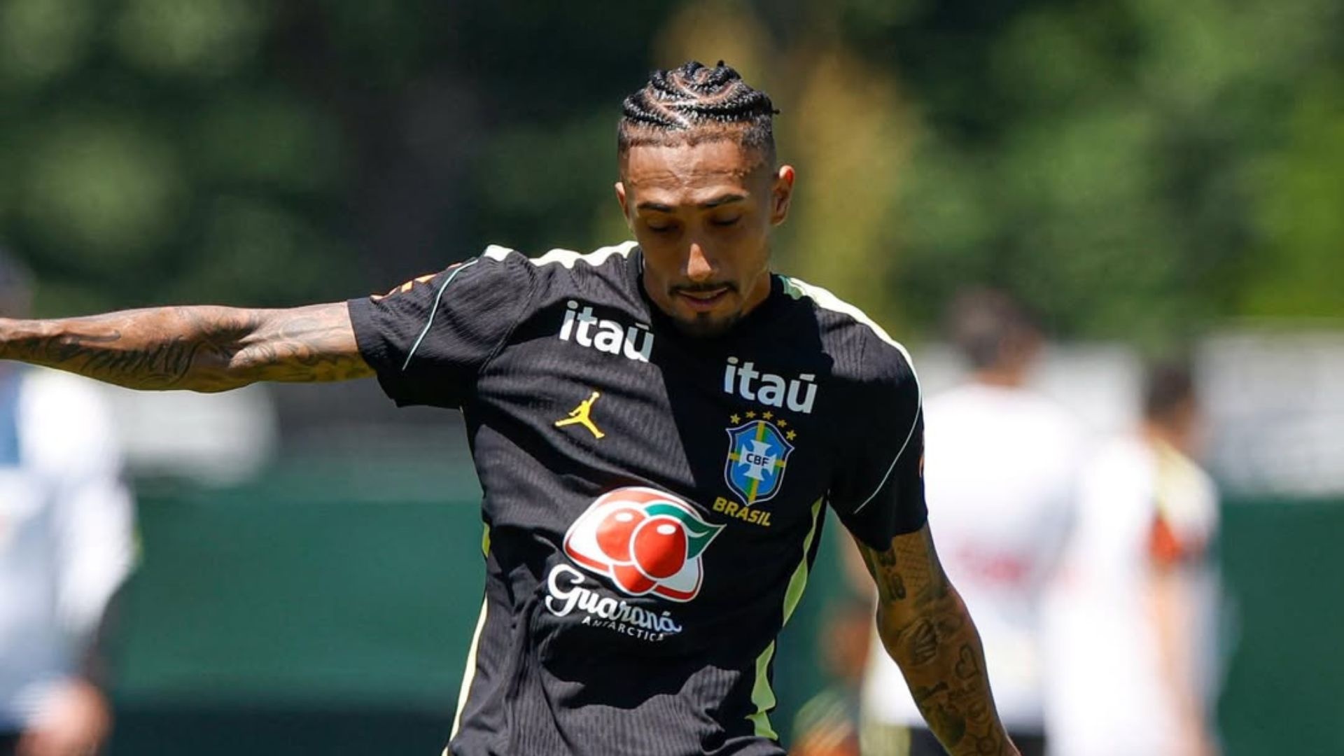 Neymar embarca para Miami e pode reestrear pela Seleção; Raphinha segue em tratamento 2 raphinha bruno guimaraes e gabriel magalhaes voltam a treinar e nao preocupam brasil