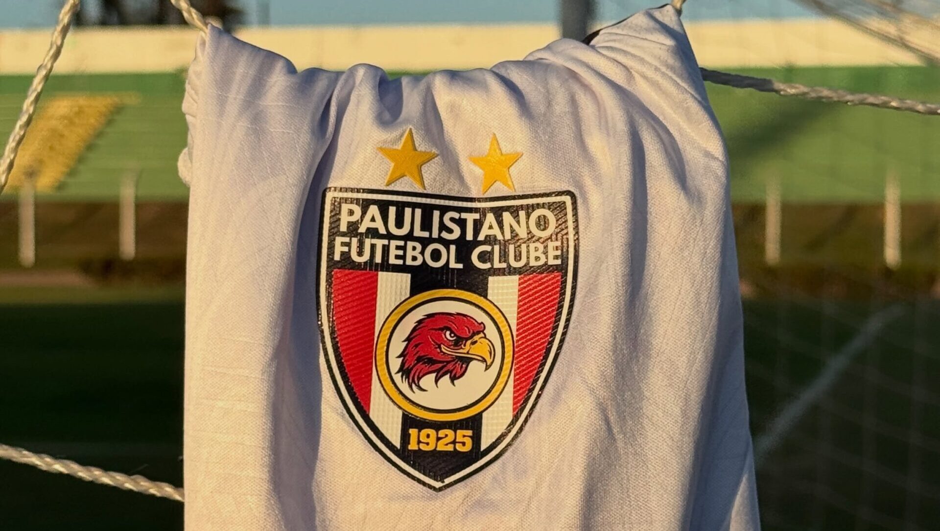 Camisa do Paulistano de coloração branca pendurada.