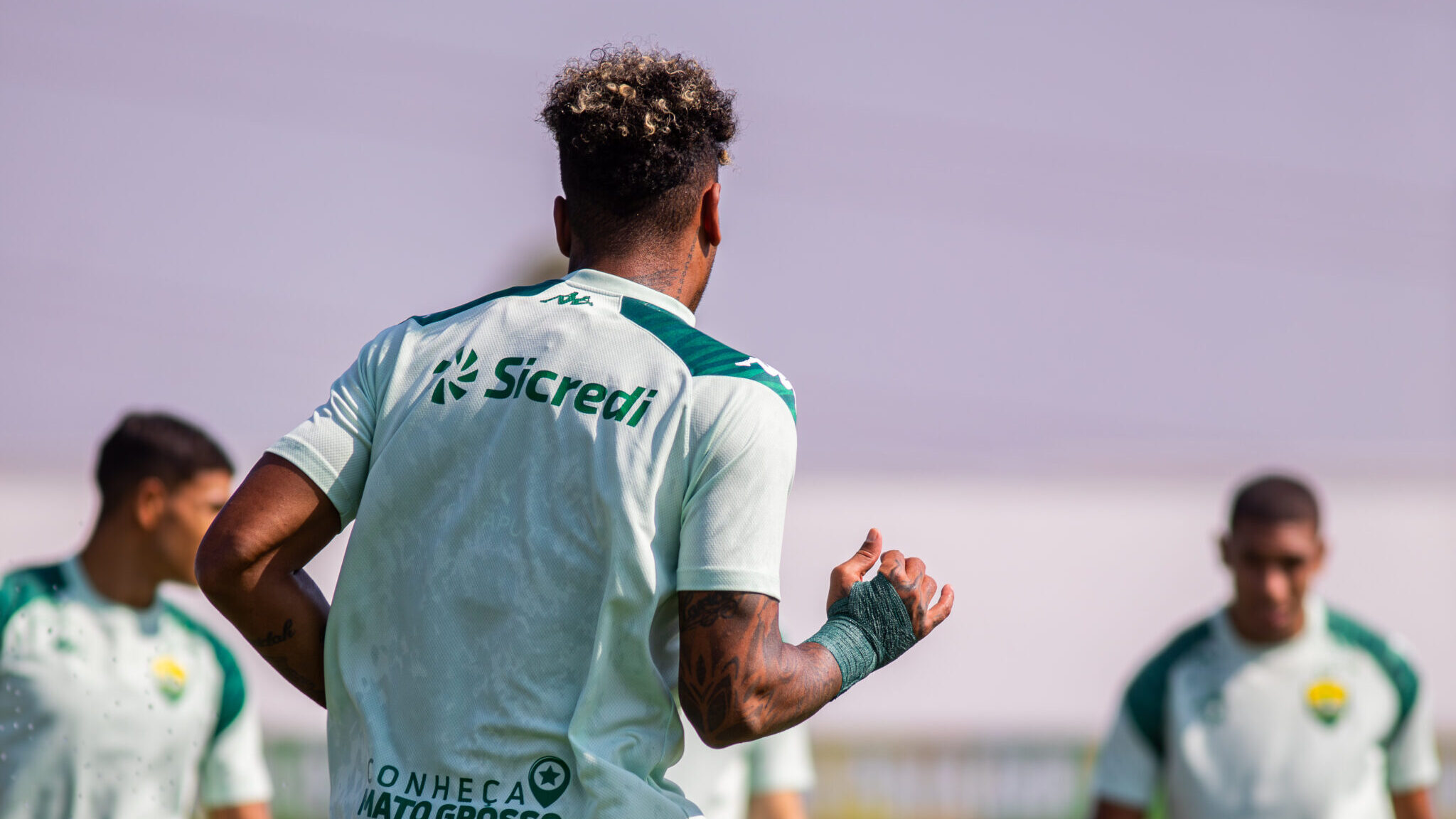Elenco do Cuiabá realizando treino no CT Manoel Dresch.