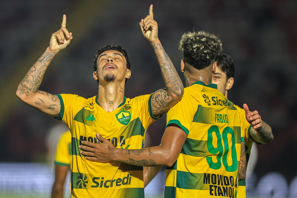 Vitor Mendes zagueiro do Cuiabá após marcar diante do Botafogo.