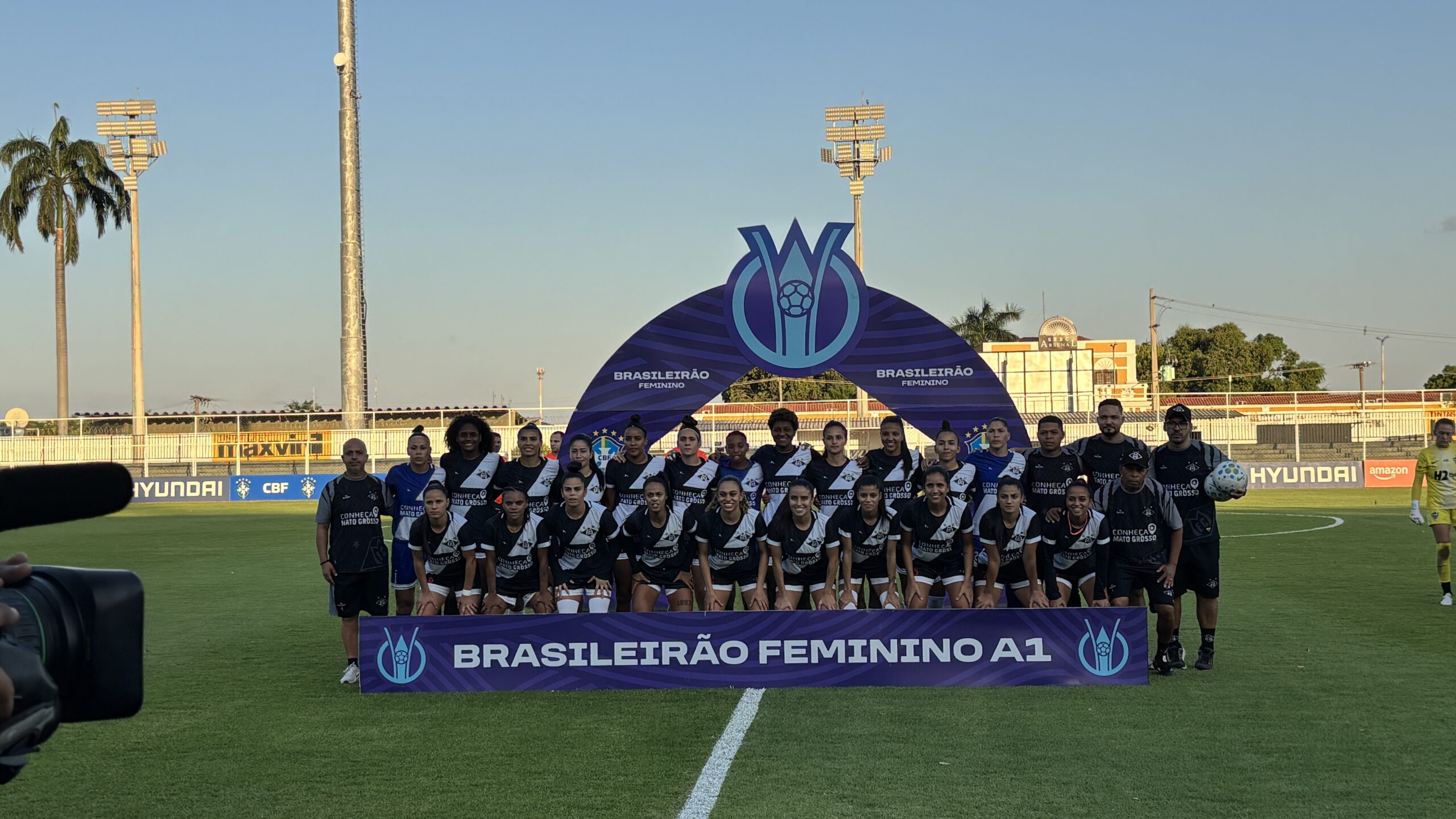 Equipe do Mixto perfilada antes do apito inicial contra o Atlético-MG.