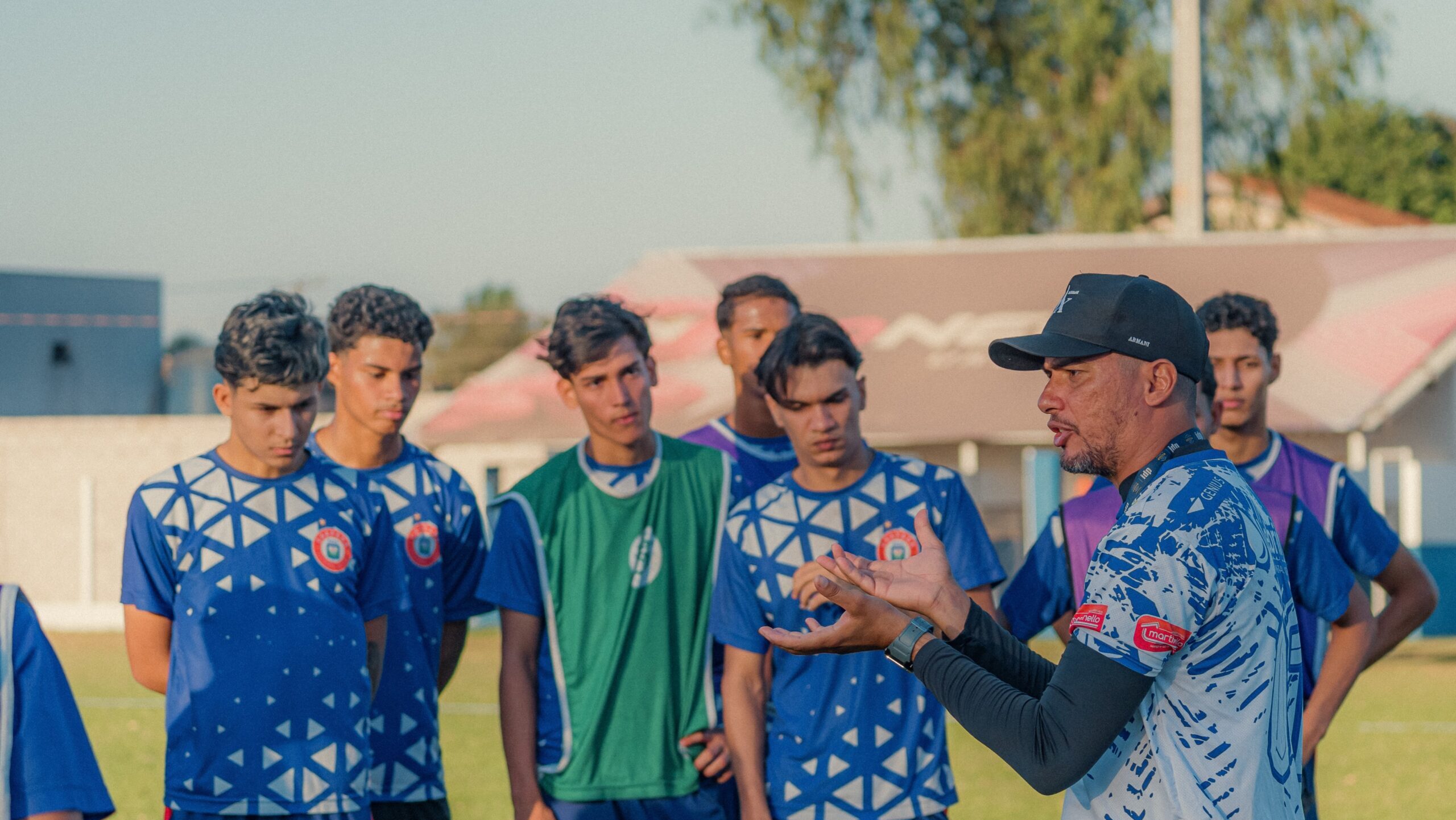Equipe do Chapada recebendo orientação do novo técnico Edilson Júnior.