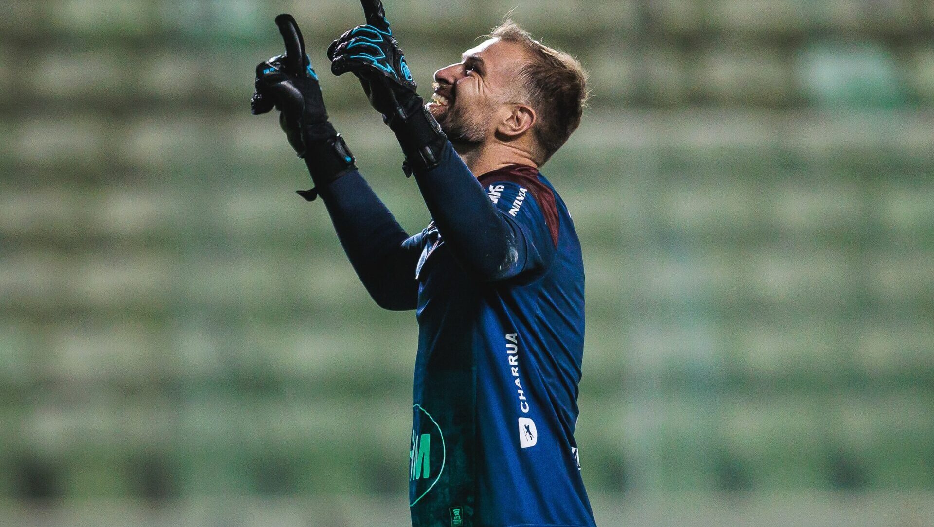 Goleiro Gustavo Busatto com uniforme do Caxias enquanto ainda atuava pelo clube.