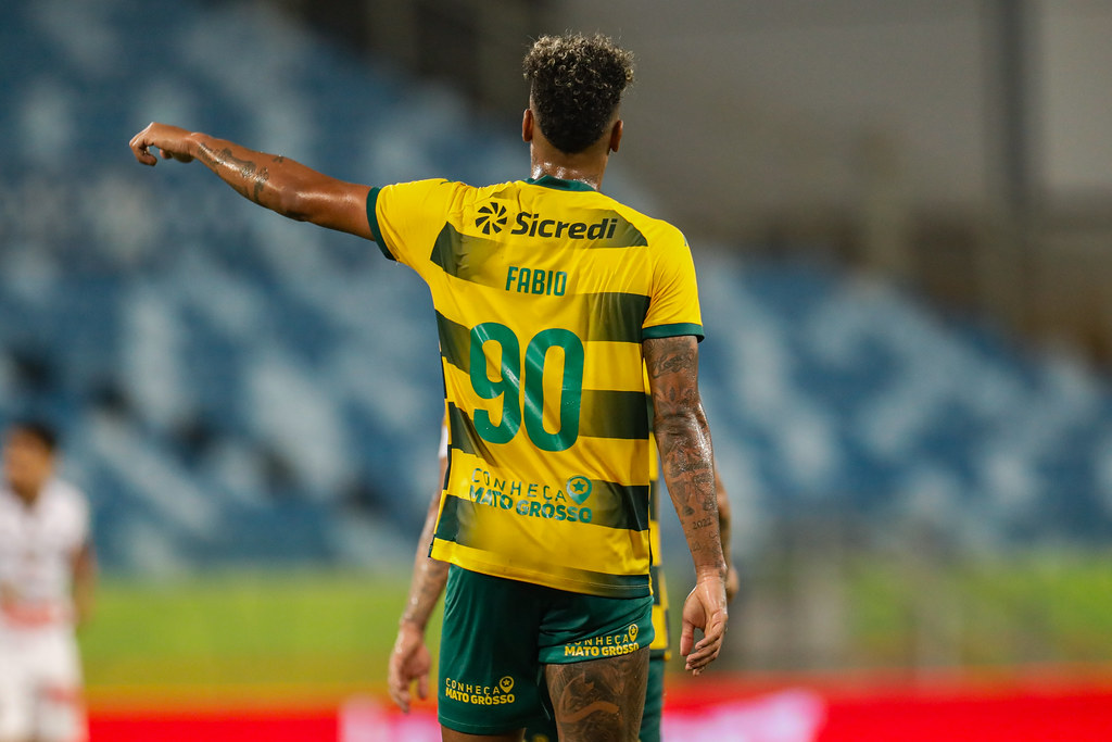 Fábio Gomes após marcar na vitória do Dourado pela série B.