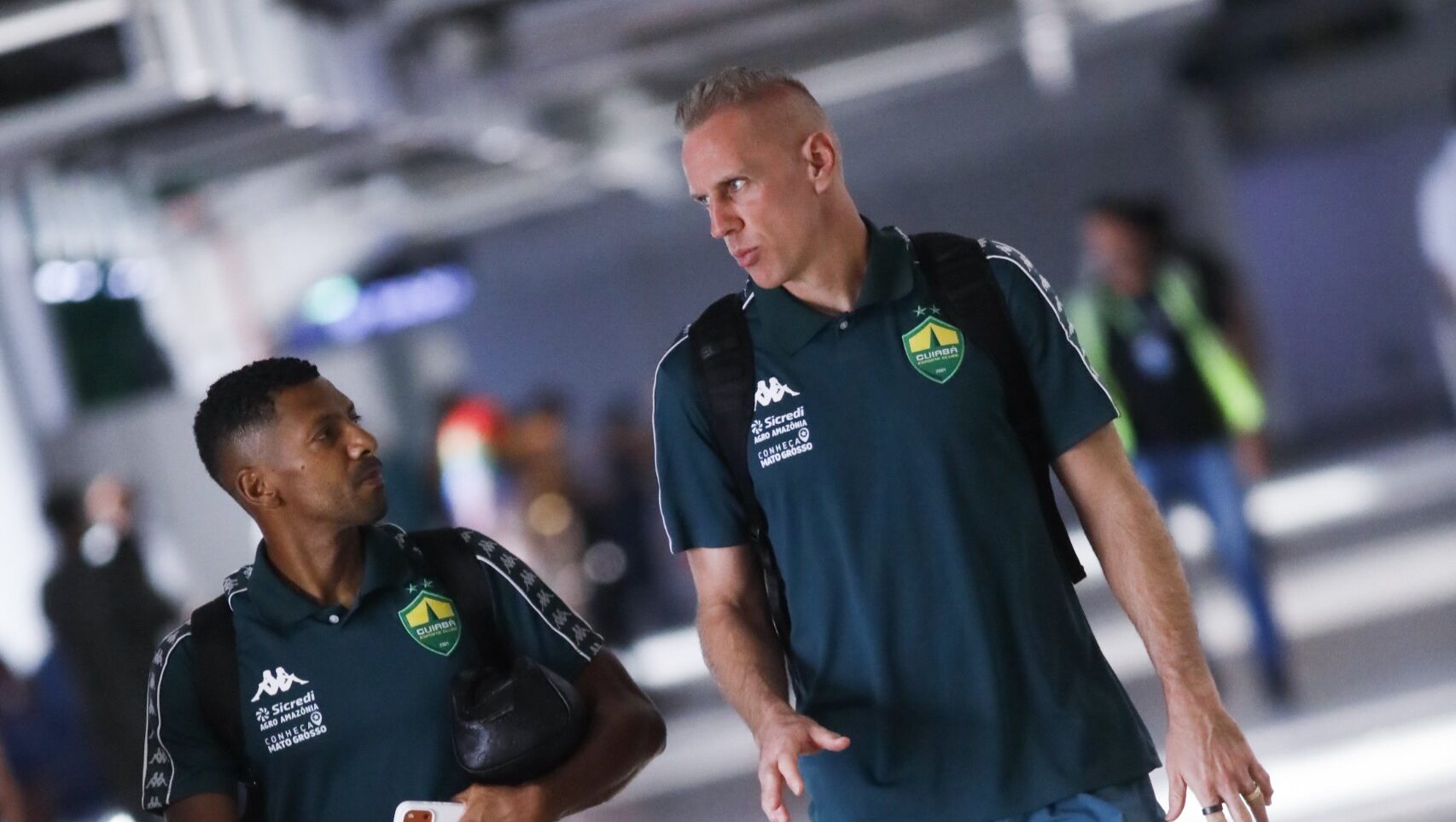 Delegação do Cuiabá embarcando para enfrentar o Criciúma.