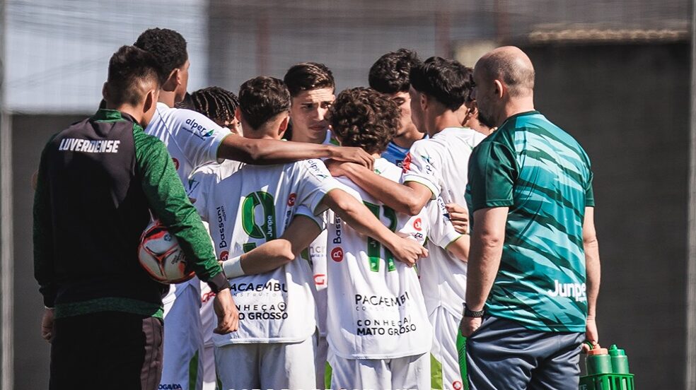 Elenco do Luverdense Sub-20 reunido.