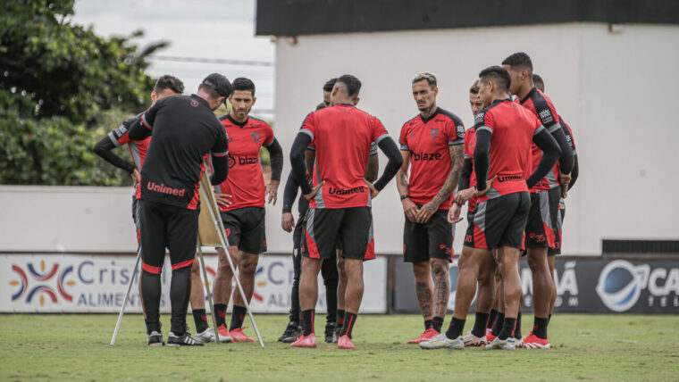 Elenco do Atlético-GO cobra regularização dos salários e anuncia "greve" de entrevistas