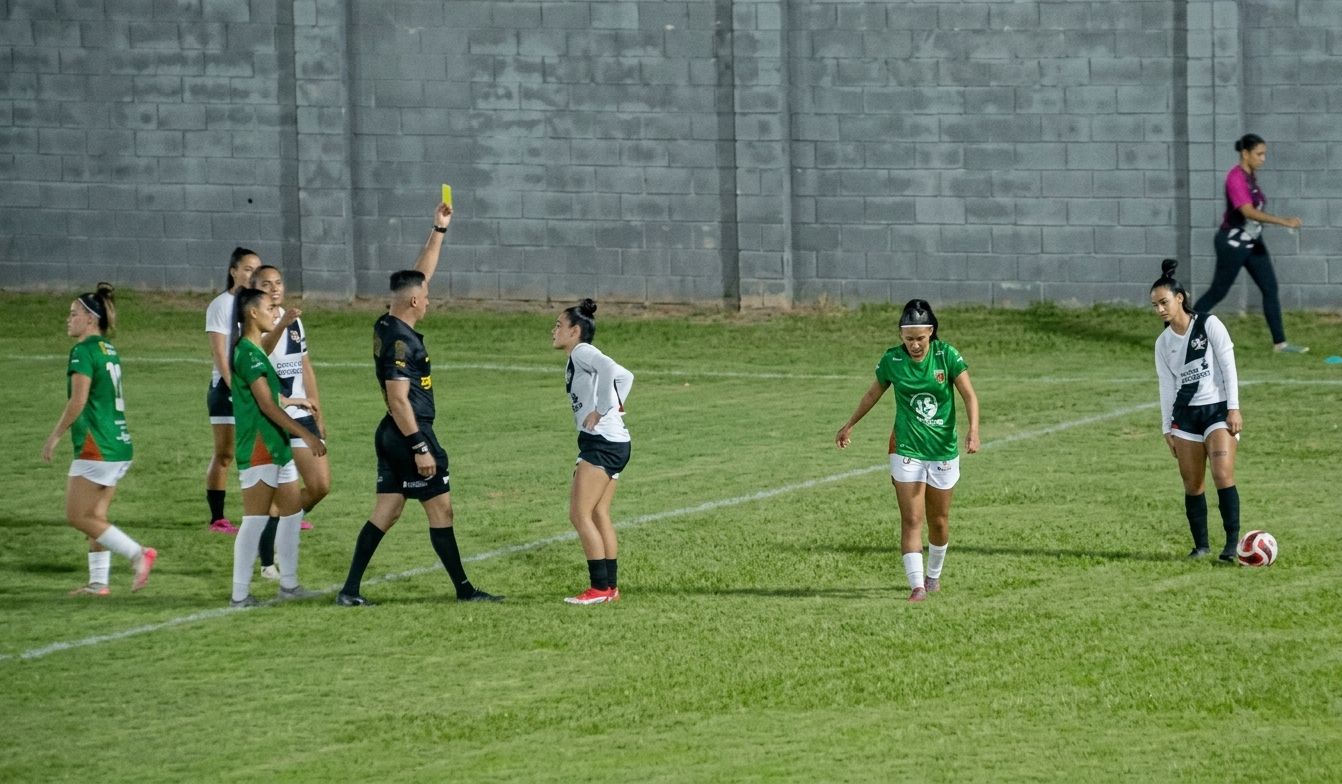 Jogadora do Mixto recebe dois amarelos, mas permanece em campo diante do Operário