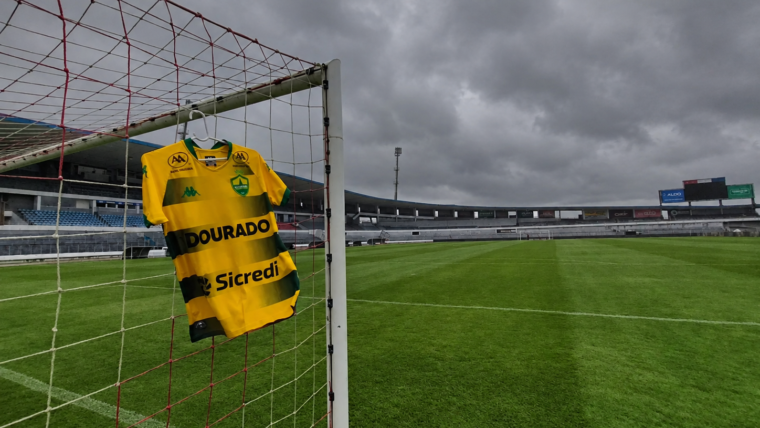 Camisa do Dourado no estádio Rei Pelé em partida pela Série B.